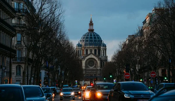 Straßen von Paris mit Verkehr — Stockfoto