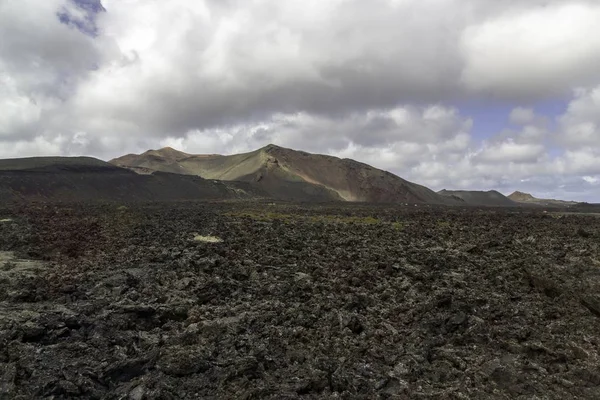 Krajina Kopců Pod Zataženou Oblohou Národním Parku Timanfaya Španělsku — Stock fotografie