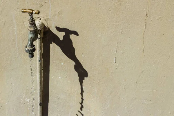 Ein Wasserhahn Aus Dem Tagsüber Wasser Tropft — Stockfoto