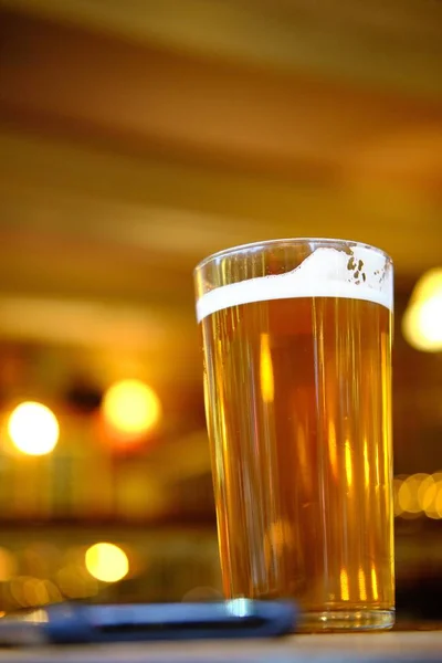 Cierre Una Copa Cerveza Sobre Mesa Bajo Las Luces Con — Foto de Stock