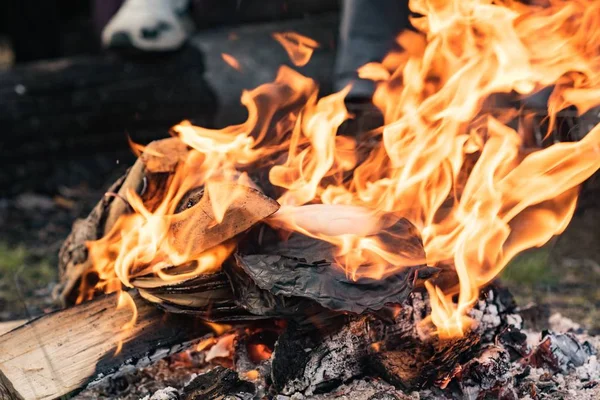 Eine Nahaufnahme Von Flammen Auf Verschwommenem Hintergrund — Stockfoto