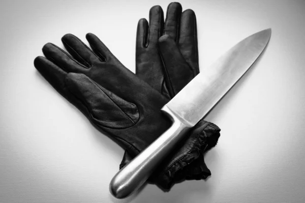 Beyaz Bir Yüzey Üzerinde Siyah Eldivenler Üzerinde Metal Bir Bıçağın — Stok fotoğraf