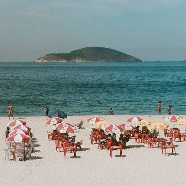 Landscape of people enjoying the beach in Rio — Stock Photo, Image