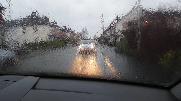 Uma Janela Coberta Gotas Chuva Com Estrada Edifícios Fundo Borrado — Fotografia de Stock