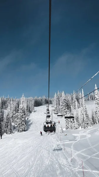 Ein Skilift Mit Herrlichem Blick Auf Die Pisten Einem Hellen — Stockfoto