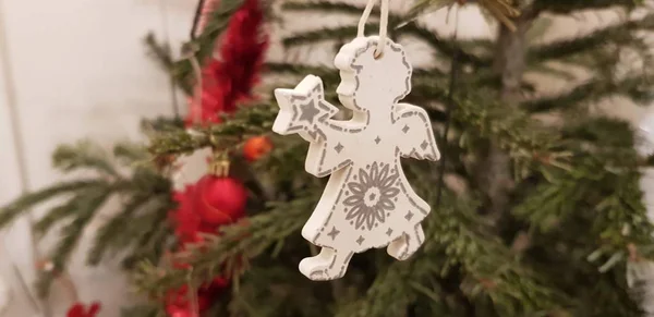 Schöner Weihnachtsbaum mit verschiedenen Ornamenten geschmückt — Stockfoto