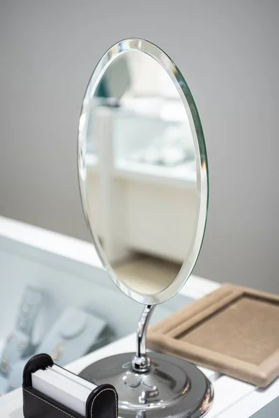 Tiro Vertical Espelho Prata Uma Cômoda — Fotografia de Stock