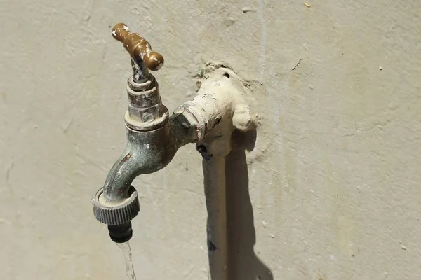 Gros Plan Vieux Robinet Avec Eau Qui Coule Vers Bas — Photo