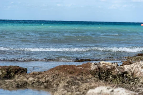 Een Betoverend Landschap Van Kalme Oceaangolven Weg Naar Kust — Stockfoto