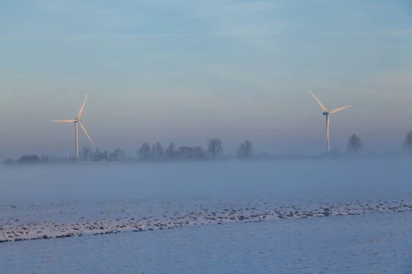 Ett Snöfält Med Väderkvarnar Fjärran Vintern — Stockfoto