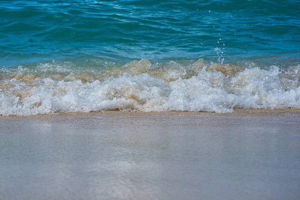 一片迷人的平静的大海波涛涌向海岸 — 图库照片