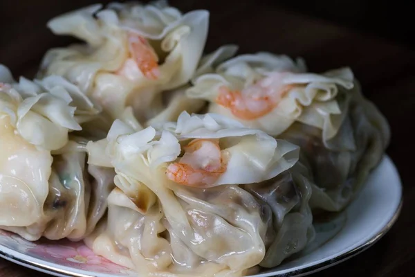 白い皿に新鮮なおいしい中国の餃子のクローズアップショット — ストック写真