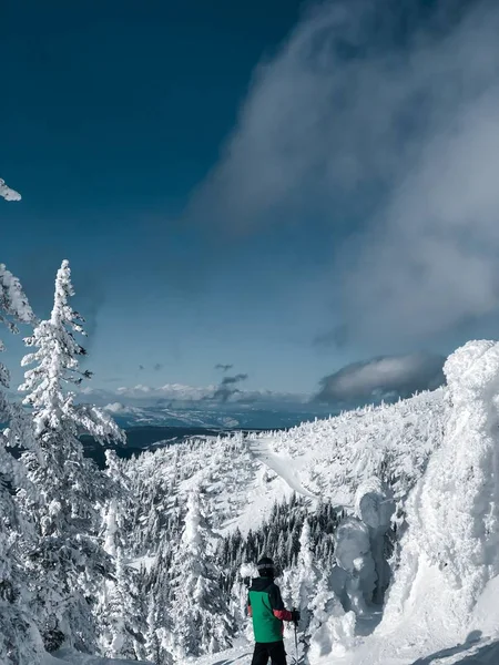 Narciarz w górach, z widokiem na malownicze wzgórza narciarskie w pięknej Kolumbii Brytyjskiej — Zdjęcie stockowe