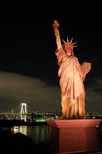 Famous historic Statue of Liberty touching the night sky in Odaiba, Tokyo, Japan Stock Picture