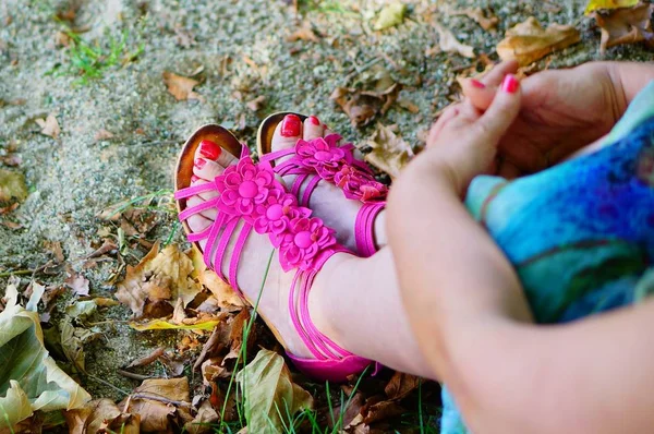 Tiro suspenso de mulheres vestindo sapatos cor de rosa sentado no chão — Fotografia de Stock