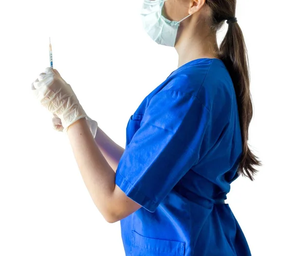 Médico caucasiano feminino novo em um uniforme médico e luvas que preparam a seringa para uma injeção — Fotografia de Stock