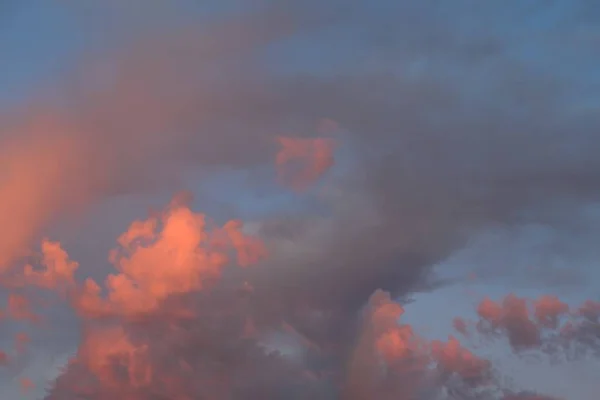Güneşin doğuşuyla mavi gökyüzünde pembe bulutların güzel görüntüsü. — Stok fotoğraf