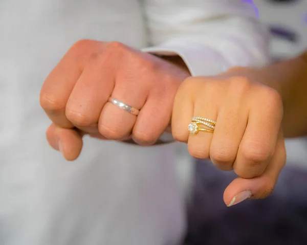 Närbild skott av bruden och brudgummen hålla händerna med ringar på dem — Stockfoto
