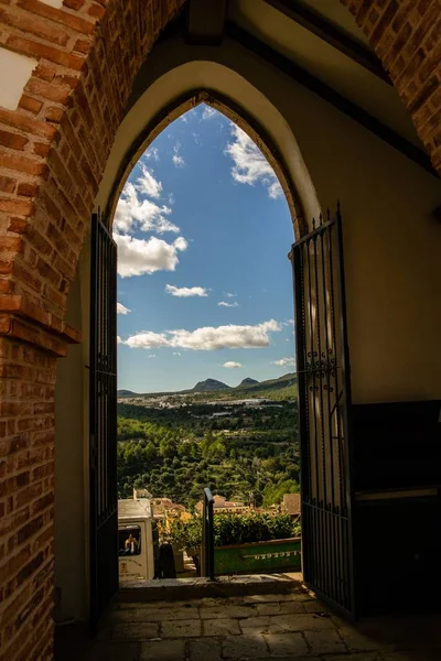 Arco Edificio Con Vistas Una Hermosa Ciudad Polop España —  Fotos de Stock