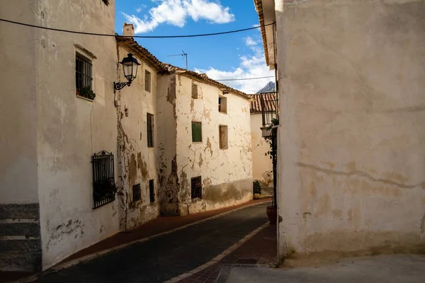 Tiro Bonito Beco Polop Espanha Sob Céu Azul — Fotografia de Stock