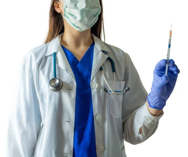 एक चिकित्सा वर्दी में युवा महिला काकेशियन डॉक्टर और इंजेक्शन के लिए सिरिंज तैयार करने वाले दस्ताने — स्टॉक फ़ोटो, इमेज