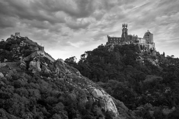 Tiro Escala Cinza Edifício Castelo Situado Topo Montanha — Fotografia de Stock