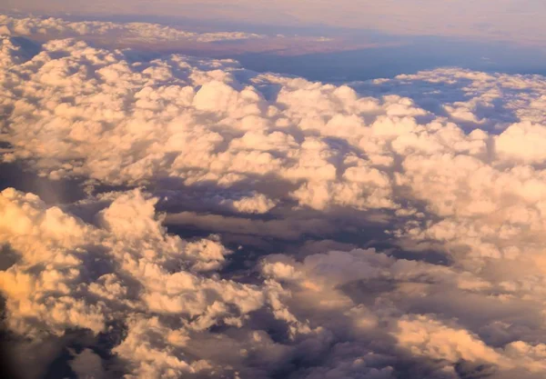 Vogelperspektive auf ein Meer weißer Wolken bei Sonnenuntergang — Stockfoto