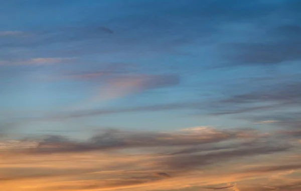 Vue magnifique d'un ciel bleu nuageux avec des paysages au lever du soleil — Photo