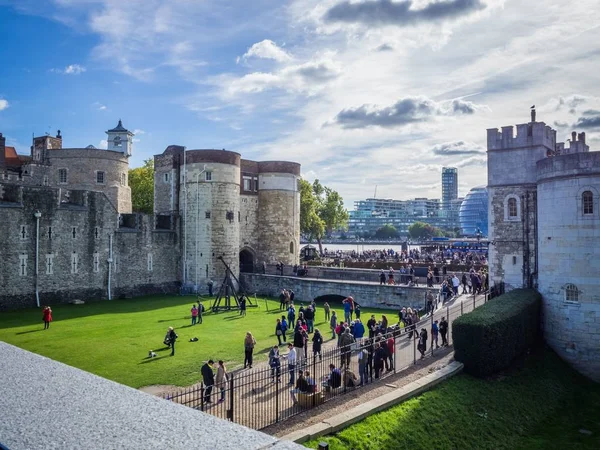 Οι τουρίστες έξω από την κύρια είσοδο (Byward Tower) του Πύργου του Λονδίνου, ένα μνημείο παγκόσμιας κληρονομιάς. Οκτ — Φωτογραφία Αρχείου