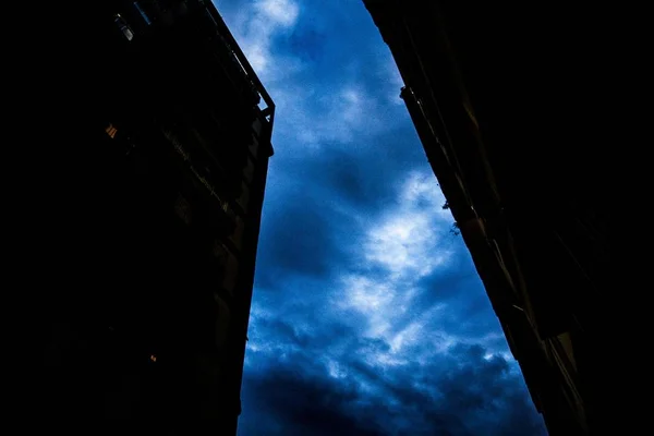 Céu Azul Brilhante Entre Dois Edifícios Escuros Noite Rio Brasil — Fotografia de Stock