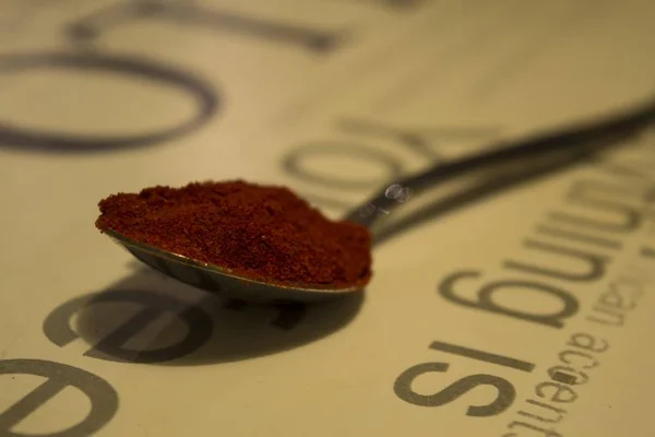 Disparo Cierre Paprika Polvo Sobre Una Cuchara Metal — Foto de Stock