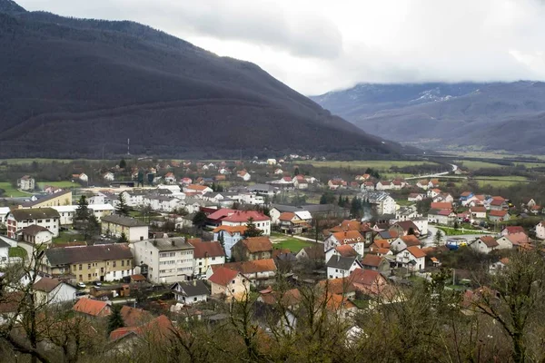 Panoramic shot of a town in a valley under a cloudy sky — Stock Photo, Image