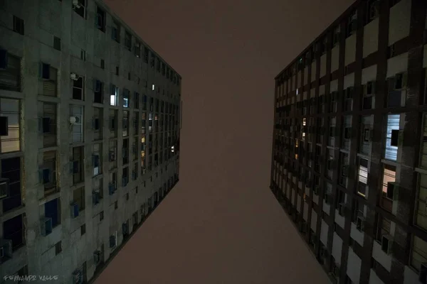 Eine Flache Aufnahme Von Zwei Gebäuden Die Sich Der Nacht — Stockfoto