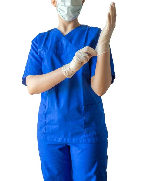 Lékař v lékařské uniformě a masku, jak si obléká lékařské rukavice a připravuje se na operaci — Stock fotografie