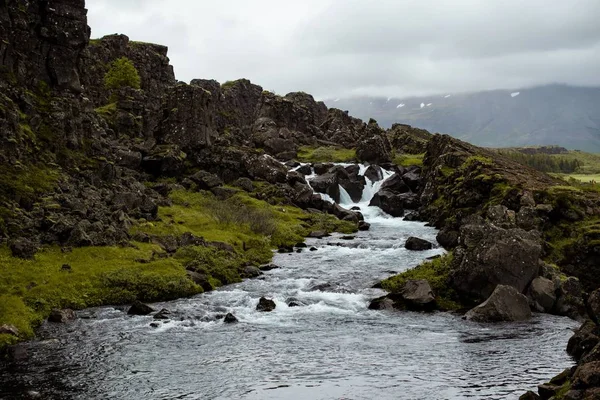 Gyönyörű táj egy folyó folyik közelében szikla képződmények Izlandon — Stock Fotó