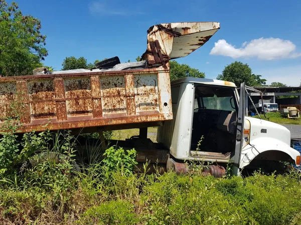 Un viejo camión oxidado y desmontado — Foto de Stock