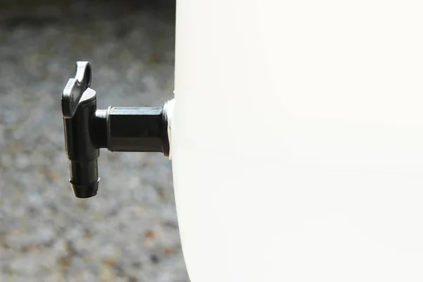 Um jerrycan plástico com uma torneira — Fotografia de Stock