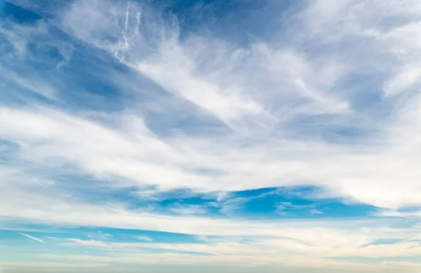 Basso angolo di nuvole bianche in un cielo limpido blu — Foto Stock