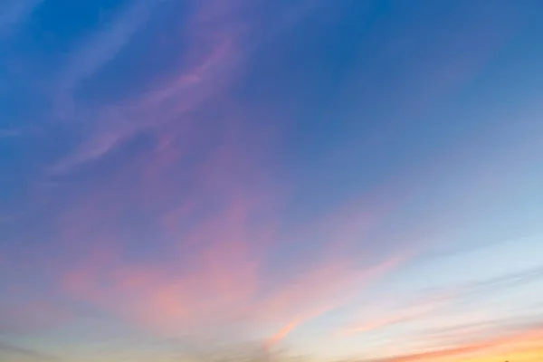 澄んだ青い空にピンクの薄い雲の美しいショット — ストック写真