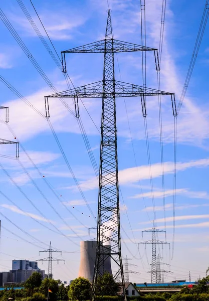 Disparo Ángulo Bajo Una Torre Transmisión Con Cielo Azul Claro —  Fotos de Stock