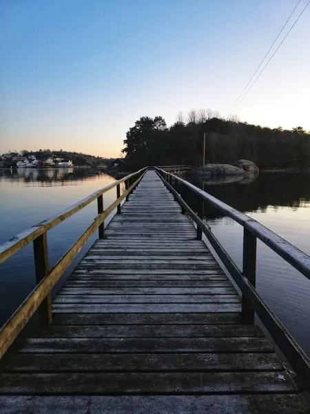 Vertical shot of a boardwalk under the beautiful evening sky in Ostre Halsen, Norway — Stock Photo, Image