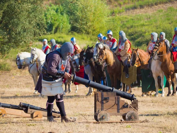 Aljubarrota Portugal Aug 2017 Man Carrying Cannon Historical Enactment Medieval — Stock Photo, Image