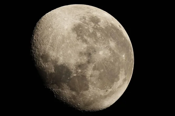 Photo de fermeture de la lune dans une phase gibbéreuse de cire — Photo