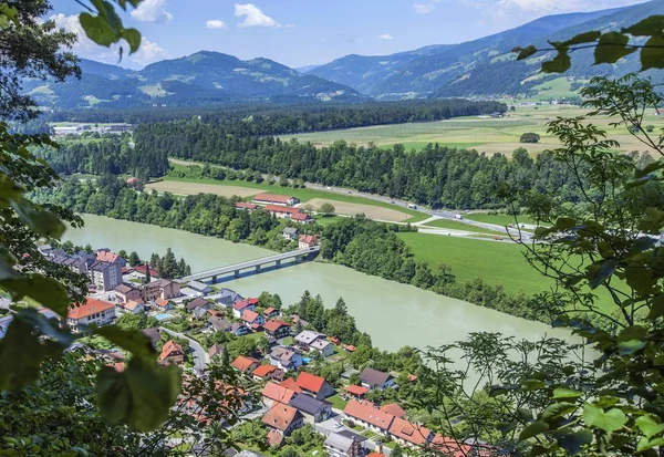 Hög vinkel utsikt över staden Vuzenica i Slovenien under dagtid — Stockfoto