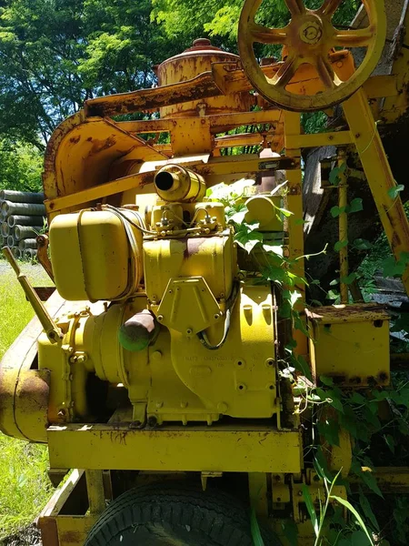 Vue verticale d'une machine industrielle jaune rouille — Photo