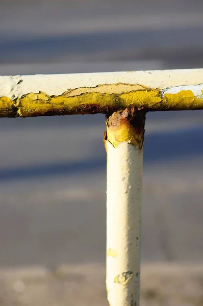 Vertical shot of a rusted metal railing — Stock Photo, Image