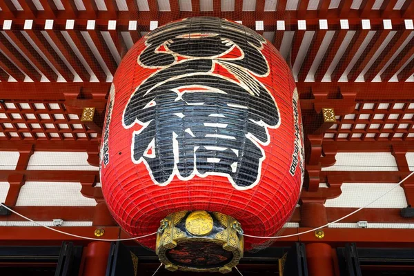 Detailní záběr červené obří lucerny visící u brány chrámu Sensoji v Asakuse, Tokio, Japonsko — Stock fotografie