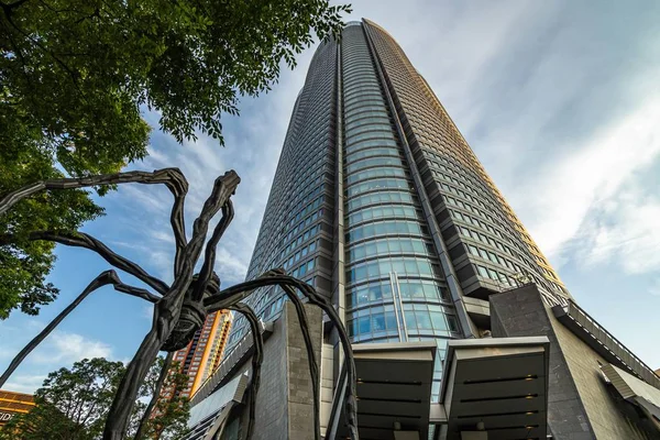 Låg vinkel skott av Mori Tower i Tokyo Japan mot en grumlig blå himmel — Stockfoto