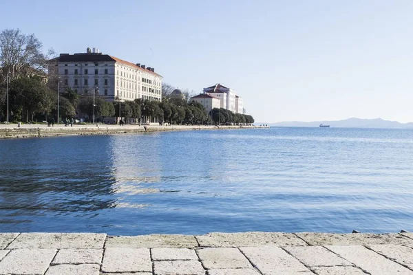 Tiro panorâmico à beira-mar do famoso Órgão do Mar em Zadar Croácia — Fotografia de Stock