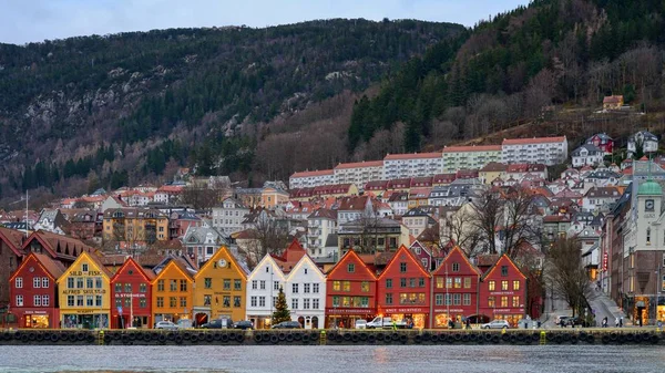 Krásný Záběr Barevných Budov Břehu Dálce Osterfjordu Bergen Norsko — Stock fotografie